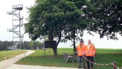Bild: lep
An der Kirche auf dem Kalvarienberg wurde eine Fläche geschottert. Es entstanden somit zehn Parkplätze.  Bürgermeister Jürgen Kürzinger (rechts) und Bauhofleiter Jörg Dollhopf (links) befanden die Sache für gut.
