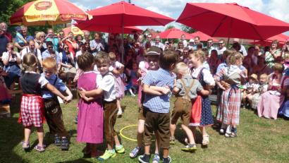 Bild: mtm
Die Kindergartenkinder Tanzen eine Polka.