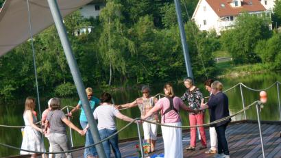 Bild: rn
Gemeinsam stimmen sich evangelische und katholische Gläubige auf der Seebühne meditativ auf den Tag ein. Die nächste Morgenbegrüßung steht für Montag, 2. Juli, auf dem Programm.