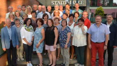 Bild: dob
Max Münchmeier (vorne. links) ist mit seinen 60 Jahren Zughörigkeit beim Turnverein beispielgebend und Ansporn für die Jüngeren weiterhin treu zum Turnverein zu halten. Bürgermeister Andreas Wutzlhofer (rechts) ist selbst ein "Kind des TV" und marschiert an der Seite des Vorsitzenden Klaus Nigg (Zweiter von rechts) für den Verein.