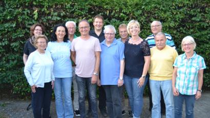 Bild: hcz
Der neue Vorsitzende Josef Lingl 5. v.l., Sandro Fleischmannn 7.v.l.. Verabschiedet wurde Sepp Raß (hinten rechts). Er wechselte wegen Umzugs zu einem anderen Ortsverein.