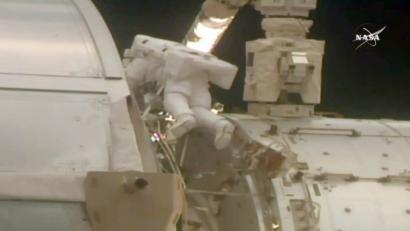 Bild: -
Mit der Hilfe des deutschen Astronauten Gerst sind die beiden US-Raumfahrer Arnold und Feustel für wichtige Wartungsarbeiten aus der Internationalen Raumstation (ISS) ausgestiegen. Foto: Nasa TV