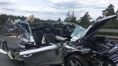 Bild: Kristina Sandig
Das schwer beschädigte Auto auf der Autobahn.