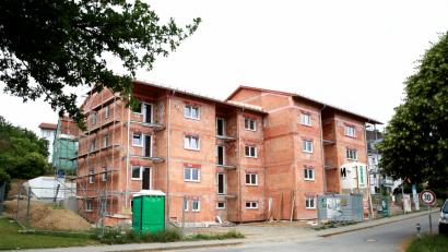 Bild: Neumann, Jochen [NJN]
Nach gut einerhalbjähriger Bauzeit des neuen Mietshauses der Baugenossenschaft sollen die 14 neuen Wohnungen in der Stadtbadstraße bezugsfertig sein.