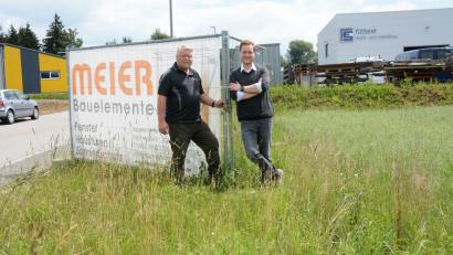 Bild: Gabi Schönberger
Die Firmentafel steht schon. Im Gewerbegebiet "Im Wiesengrund", zwischen Stahl- und Metallbau Fütter und  Fotobuch, errichten  Heinz und Christoph Meier ihren neuen Betrieb.