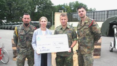 Bild: lg
Die geschäftsführende Verlegerin der Oberpfalz-Medien, Viola Vogelsang-Reichl, bekam als Botschafterin der Aktion ""Lichtblicke" von Oberstleutnant Christoph Huber den Spendenscheck überreicht. Kompaniechef Hauptmann Ingolf Strüdinger (rechts) und Stabsfeldwebel Lars Piller (links) unterstützten die Aktion.