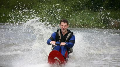 Bild: exb
Mit Hilfe eines Spezialskis, der einen Sitz – den „Cage“ – hat, bewältigten die Rollstuhlfahrer den Wasserski-Slalom auf dem Haidweiher.