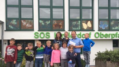 Bild: do
Holger Hassel (Zweiter von rechts), der Leiter des Immenreuther SOS-Kinderdorfes, freute sich über das Kuvert mit vierstelligem Inhalt, das ihm die Eschenbacher Erstkommunionkinder überreichten.