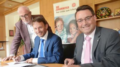 Bild: Gabi Schönberger
Strahlende Gesichter bei der Vertragsunterzeichnung für die neue Kinderkrippe in Rothenstadt (von rechts): Johanniter-Regionalvorstand Martin Steinkirchner, Bürgermeister Jens Meyer und Rechtsdezernent Herrmann Hubmann.