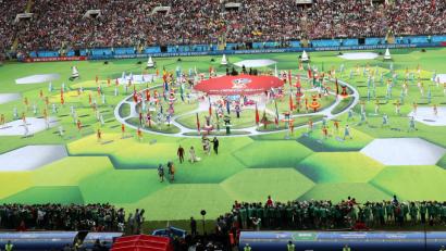 Bild: Christian Charisius/dpa
Mit einem farbenfrohen Fest und einem Show-Act des britischen Popstars Robbie Williams ist in Moskau die 21. Fußball-Weltmeisterschaft eröffnet worden.