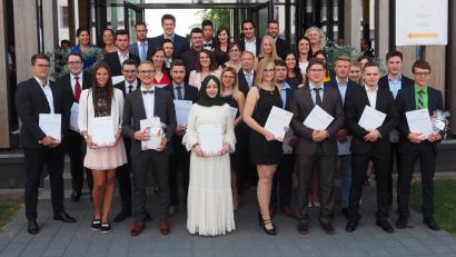 Bild: sbü
Sie haben ihren Bachelor in Betriebswirtschaft geschafft.