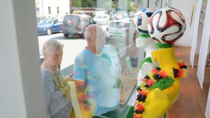 Bild: Schönberger
Ein Optiker in der Stadt sorgt für einen Hingucker: In seinem Schaufenster stehen Büsten der verschiedensten WM-Nationen mit den passenden Fußballköpfen. Einfach nur noch Fußball im Kopf...
