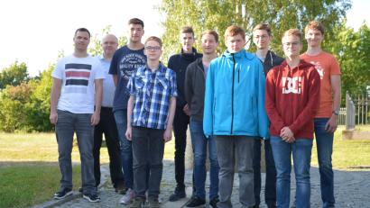 Bild: exb/Witron
Die Teilnehmer des „Young Talents IT“-Workshops mit Ausbilder Hubert Haberkorn (Zweiter von links).