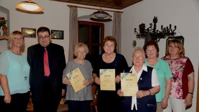 Bild: bey
Bezirksvorsitzende Martha Bauer, Stadtpfarrer Pater Hans Ring (von links) sowie zweite Vorsitzende Angela Puff und Vorsitzende Marile Puff (von rechts) danken Edeltraud Meckl, Veronika Puff und Emma Janker (mit Urkunde von links) für 25-jährige Treue zum Katholischen Frauenbund Miesbrunn. VdK-Kreisgeschäftsführer Siegmund Bergmann (Mitte) wird im Waidhauser Rathaus von Bürgermeisterin Margit Kirzinger (3. von links) und VdK-Ortsvorsitzenden Helmut Federl (4. von rechts) in den Ruhestand verabschiedet.