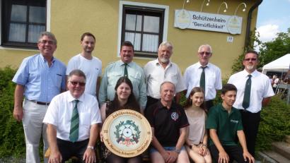 Bild: bk
Die Besten des Jubiläumsschießens mit der Gewinnerin der Jubiläumsscheibe, Manuela Scharrer aus Neukirchen.