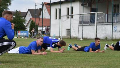 Bild: Alfred Schwarzmeier [AF] (alfred.schwarzmeier@oberpfalzmedien.de)
Auch im Liegen können Fußballer praktische Übungen absolvieren: SpVgg-SV-Trainer Andreas Scheler (links) hatte am Freitag zum Auftakttraining in der Sportpark am Stockerhut geladen.