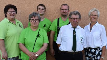 Bild: rgr
Zweite Schützenmeisterin Elisabteh Werner (von links) gratuliert den Vereinsmeistern der Schützengesellschaft "Falkenhorst": Marianne Prölß, Benedict Schmidt, Stefan Brändl und Albert Brändl. Zweite Bürgermeisterin Anita Stauber (rechts) freut sich mit ihnen.