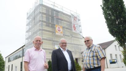 Bild: Gabi Schönberger
Statiker Ernst Georg Bräutigam, Stadtpfarrer Gerhard Pausch und Pfarrgemeinderatssprecher Alois Schröpf (von links) freuen sich, dass die Sanierung der Außenfassade am Kirchturm von St. Johannes gut voran geht.