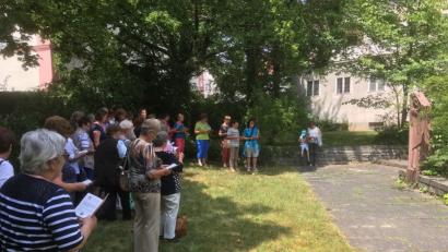 Bild: flt
Das herrliche Pilgerwetter nutzte man zum gemeinsamen Kreuzweggebet im Freien.