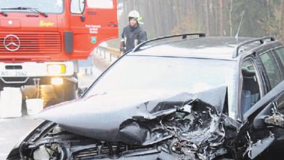 Bild: [GF]
Ergebnis eines riskanten Überholmanövers? Das soll jetzt vor Gericht geklärt werden. Bei dem Unfall bei Hirschau wurden zwei Menschen verletzt und zwei Autos völlig demoliert.