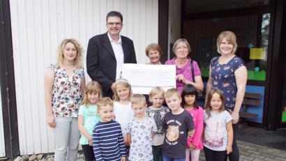 Bild: mmj
Rosa Huber (Zweite von rechts) und Marianne Kopp überreichen an Pfarrer Wolfgang Dietz den Spendenscheck. Die Kinderhausleiterin Anja Herdegen (rechts) und ihre Stellvertreterin Elisabeth Baier (links) finden damit bestimmt eine Verwendung für Spielgeräte für die Kinder.