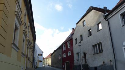Bild: Völkl, Claudia [CV] (claudia.voelkl@oberpfalzmedien.de)
Josef Gleixner, Inhaber des "Alten Pfarrhofs" (links) , hat den Leerstand auf der gegenüberliegenden Straßenseite erworben. Hier entstehen sieben Appartments.