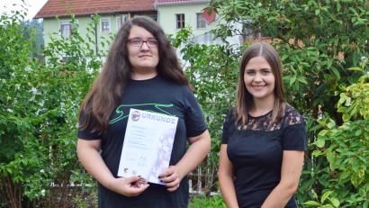 Bild: ü
„Mit sehr gutem Erfolg“ besteht Barbara Lindner (links) die D1-Prüfung. Lisa Kroher, die sie in Querflöte unterrichtet hat, ist mit ihr stolz auf  das Bronzeabzeichen.
