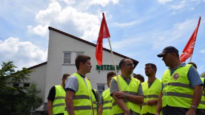 Bild: Schulze, Lena
Mitarbeiter der Firma Netzsch in Tirschenreuth streiken. Sie fordern sichere Arbeitsbedingungen durch einen Tarifvertrag. Bereits im Oktober 2017 hatte der Arbeitgeber den Tarifverband verlassen, ohne die Belegschaft darüber zu informieren.