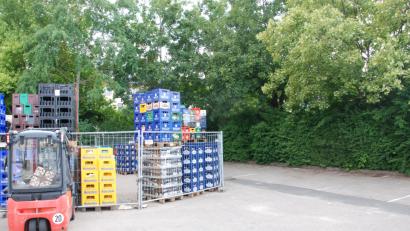 Bild: Andreas Royer
Von seiner vermutlich selbst als genial eingestuften Idee überzeugt, versteckte ein Dieb Leergutkästen aus dem Außenlager eines Einkaufsmarktes an der Krötenseestraße im nahen Buschwerk, um sie danach von außen aufzusammeln und wieder einzulösen.