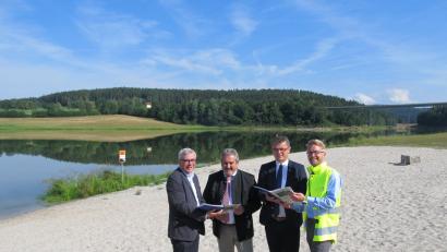 Bild: Bugl
Vor allem das letzte Kapitel im Gutachten von Francis Foeckler (links) interessiert die Bürgermeister Ludwig Reger (Zweiter von links) und Martin Birner sowie Manuel Schlegel vom Wasserwirtschaftsamt (rechts). Es enthält Vorschläge, für "Erste-Hilfe-Maßnahmen" gegen Blaualgen und Lösungsansätze für eine langfristige See-Restaurierung.