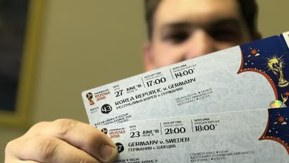 Bild: Tietz
Die vierköpfige Gruppe aus der Oberpfalz hat ein „Follow your Team“-Ticket. Das bedeutet, dass sie für jedes Spiel der deutschen Nationalelf eine Eintrittskarte bekommt – wie hier für die beiden Gruppenspiele gegen Schweden und Südkorea.
