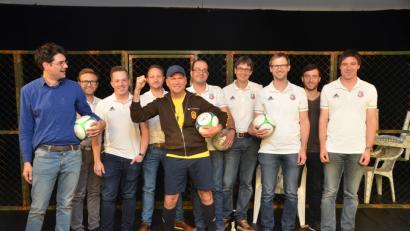 Bild: dob
Die Spielvereinigung hat erstmals eine LTO-Patenschaft übernommen und so Kultur und Sport verbunden. Schauspieler Wolfgang Krebs (mit Ball) und Regisseur Till Rickelt (links) bekommen viel Lob von den Fußballern.