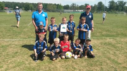 Bild: exb
Dank des besseren Torverhältnisses gewannen die Nachwuchsfußballer des 1. FC Schmidgaden den Raiffeisencup in Schwarzenfeld.