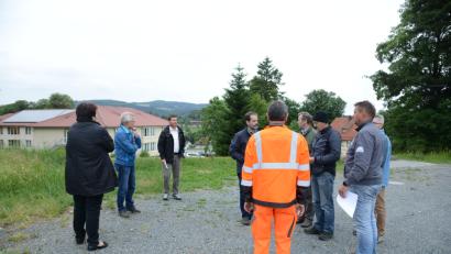 Bild: bey
Wo am Mittwoch noch die Mitglieder des Bauausschusses standen, soll künftig die Toilettenanlage in Containerbauweise vorzufinden sein.