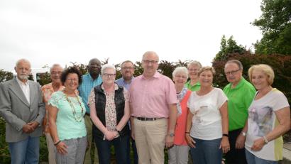 Bild: Beyerlein
Herbert Putzer, Vorsitzender der Kinderkrebshilfe Region Oberpfalz-Nord (Mitte,) freut sich über die großzügige Spende der Weißrusslandhilfe mit ihrem Liquidator Harry Nomayo (Vierter von links).