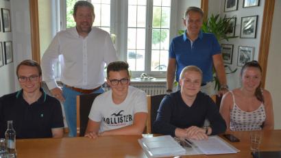 Bild: jr
Die aktuellen Sprecher des Jugendrates, sitzend (von links) mit Fabian Weinberger, Julian Schultes, Rainer Schnurrer und Carmen Reif. Im Hintergrund Bürgermeister Roland Grillmeier (rechts) und Jugendbeauftragter Reiner Summer.