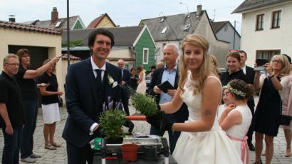 Bild: fpoz
Nach der Trauung ist zunächst einmal Arbeit angesagt. Es gilt, Blumen einzupflanzen.