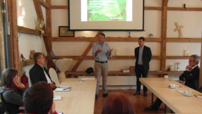 Bild: hl
Blick auf Teilnehmer und Dr. Markus Strauß bei der Präsentation (vorne links Alfred Wolf, Dr. Strauß, Leonhard Zintl und Bgm. Nickl).