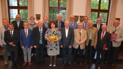 Bild: jr
Der Landkreis ehrt zehn Persönlichkeiten mit der Johann-Andreas-Schmeller-Medaille in Silber. In der ersten Reihe sind die Preisträger: (von links) mit Meinhard Köstler, Karl Busch, Gerald Härtl, Michael Hamann, Olga Luft, Robert Schön, Werner Rodler, Herbert Ponnath, Robert Eisenmann und Josef Schmid. Ihnen gratulieren (hintere Reihe, von links) die Bürgermeister Klaus Meyer, Gisela Kastner, Max Bindl, Landrat Wolfgang Lippert, Josef Hecht, Werner Nickl und Bernd Sommer.