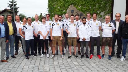 Bild: e
Die TSV-Fußballer nach der Ehrung vor dem Rathaus mit Bürgermeister Roland Strehl (links), Trainer Peter  Piesche (rechts) sowie Spartenleiter Reinhardt Glaser (Dritter von rechts).