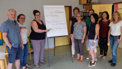 Bild: mab
Iris Frehse-Oisch (Mitte) hielt auf Einladung der Verkehrswacht mit Dr. Wolfgang Laahts und Tanja Pflamminger (von links) eine Fortbildung in der Villa Kunterbunt.