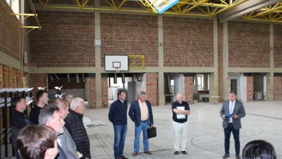 Bild: Michaela Lowak
Architekt Josef Schöberl informiert die Stadträte über den Baufortschritt in der Mehrzweckhalle.