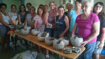 Bild: rn
Basteln mit Beton kommt bei den Frauen gut an.