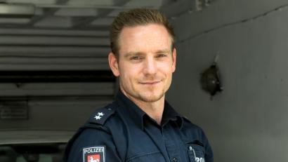 Bild: dpa
In Niedersachsen dürfen Polizeibeamte nur Tätowierung haben, die von der Uniform verdeckt werden. Das ist auch in Bayern so geregelt. Bild: Holger Hollemann/dpa