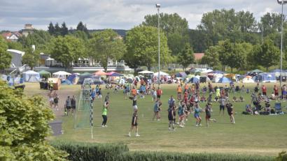 Bild: Ziegler
Das Areal zwischen Tennishalle und Fußballstadion am Schanzl gehört einmal im Jahr den Handballern. Heuer vom 20. bis 22. Juli. Rund 700 Sportler treten beim 30. Amberger Handballfestival an. Und ja! Sie spielen auch Handball zwischen all dem Feiern.