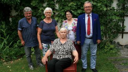 Bild: wro
Ernestine Gärtner (vorne) freut sich über die Glückwünsche von  (von links) Schwiegersohn Reinhard, Tochter Erika, Seniorenbeauftragter Irmgard Hegen und Bürgermeister Toni Dutz.