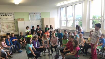 Bild: eib
Sprach- und Kennenlernspiele im Musikraum  praktizierte  Lehrerin Mirka Šebestová (rechts) mit den Schülern.