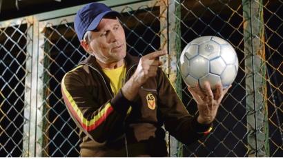 Bild: Berndt/exb
Mit seinem Fußball-Monolog überzeugt Wolfgang Krebs in der LTO-Inszenierung „Leben bis Männer“ auf der Friedrichsburg in Vohenstrauß.