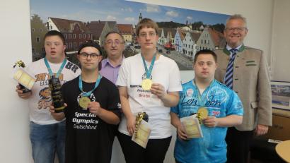 Bild: Hirsch
Die „Schwandorf Tigers“ kehrten mit der Goldmedaille aus Kiel zurück und zeigten sie dem Oberbürgermeister (rechts) beim Empfang im Rathaus. Von links: Alexander Harrieder, Sebastian Huber, Gisbert Gotz, Regina Bink und Michael Gotz.    Bild: Hirsch