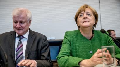 Bild: Michael Kappeler/dpa
Wie geht es weiter zwischen CSU-Chef Horst Seehofer und Bundeskanzlerin Angela Merkel?